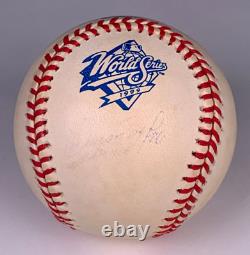 Orlando Hernandez a signé un ballon de baseball utilisé lors du jeu de la Série mondiale de 1999 avec un certificat d'authenticité de AMCo COA 21505.