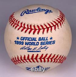 Orlando Hernandez a signé un ballon de baseball utilisé lors du jeu de la Série mondiale de 1999 avec un certificat d'authenticité de AMCo COA 21505.