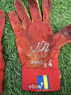 Paire de gants de frappe utilisés par Ozzie Albies des Atlanta Braves en 2022, signée avec certificat d'authenticité GUG