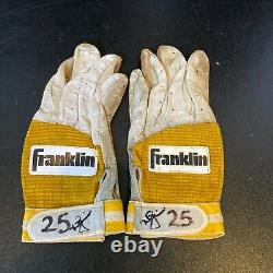 Paire rare de gants de frappe utilisés lors des matchs des années 1980, signés par Mark McGwire, avec certificat d'authenticité JSA