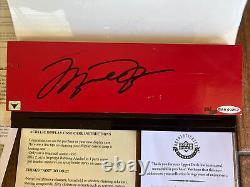Parquet de jeu autographié par Michael Jordan, numéro 23/100, avec étui d'affichage de photo UDA.