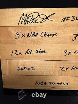 Plancher de forum des Lakers utilisé lors d'un match signé par Magic Johnson avec plusieurs inscriptions PSA/DNA