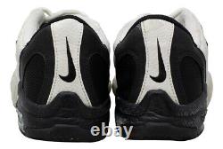 Rich Gannon a signé une paire de crampons de football Nike utilisée lors des matchs des Raiders de 2000-01 BAS.
