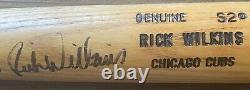 Rick Wilkins a signé le bâton utilisé lors du match des Chicago Cubs, modèle Louisville Slugger Catcher #2, certifié PSA.