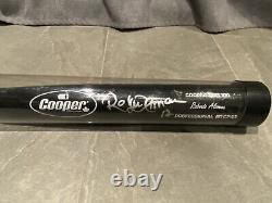 Roberto Alomar a signé un bâton de baseball Cooper Pro 100 utilisé en jeu scellé.