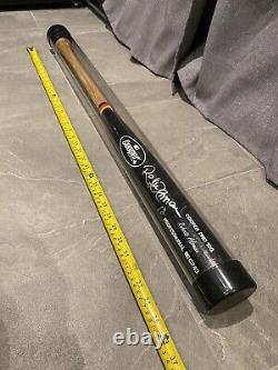 Roberto Alomar a signé un bâton de baseball Cooper Pro 100 utilisé en jeu scellé.