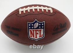 Terry McLaurin a signé le ballon de football utilisé lors du match entre les Washington Commanders et les Colts le 30 octobre 2022.