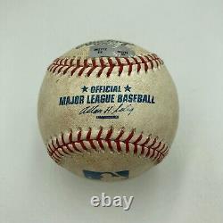Tim Lincecum, historique lanceur, a signé une balle de baseball utilisée lors de son match sans point ni coup sûr MLB authentique.