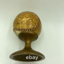 Trophée de baseball de la Ligue nationale des années 1920, signé et utilisé lors des matchs.