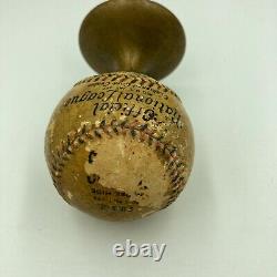 Trophée de baseball de la Ligue nationale des années 1920, signé et utilisé lors des matchs.