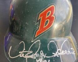 Victor Martinez a signé le casque de frappe des Buffalo Bisons utilisé lors d'un match